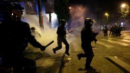 Disturbios y represión policial en París durante los festejos por la consagración de Senegal en la Copa África.