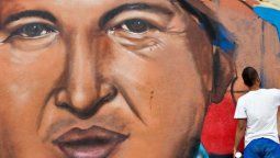 altText(Cristina, en Cuba, con el cuerpo / Timerman, en Venezuela, con la imagen)}