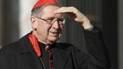 altText(Cierre del ataúd: Polémica por la presencia del cardenal Roger Mahony)}