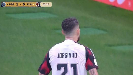 Jorginho rumbo a patear el penal. Jorginho rumbo a patear el penal.