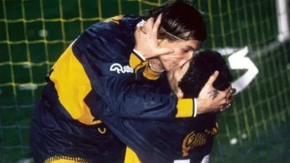 El primer ‘piquito’ de Maradona y Caniggia