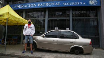 llamen a szifron: en guerra con una aseguradora, puso el auto en la puerta y se instalo con carpa llamen a szifron: en guerra con una aseguradora, puso el auto en la puerta y se instalo con carpa