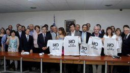 altText(107 diputados firmaron el acuerdo contra la re-re)}