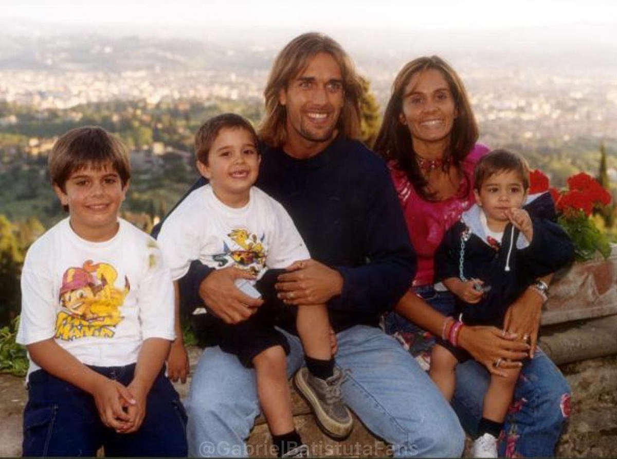 En lo personal, Batistuta se casó con Irina Fernández en 1990 y tuvieron cuatro hijos. En lo personal, Batistuta se casó con Irina Fernández en 1990 y tuvieron cuatro hijos.