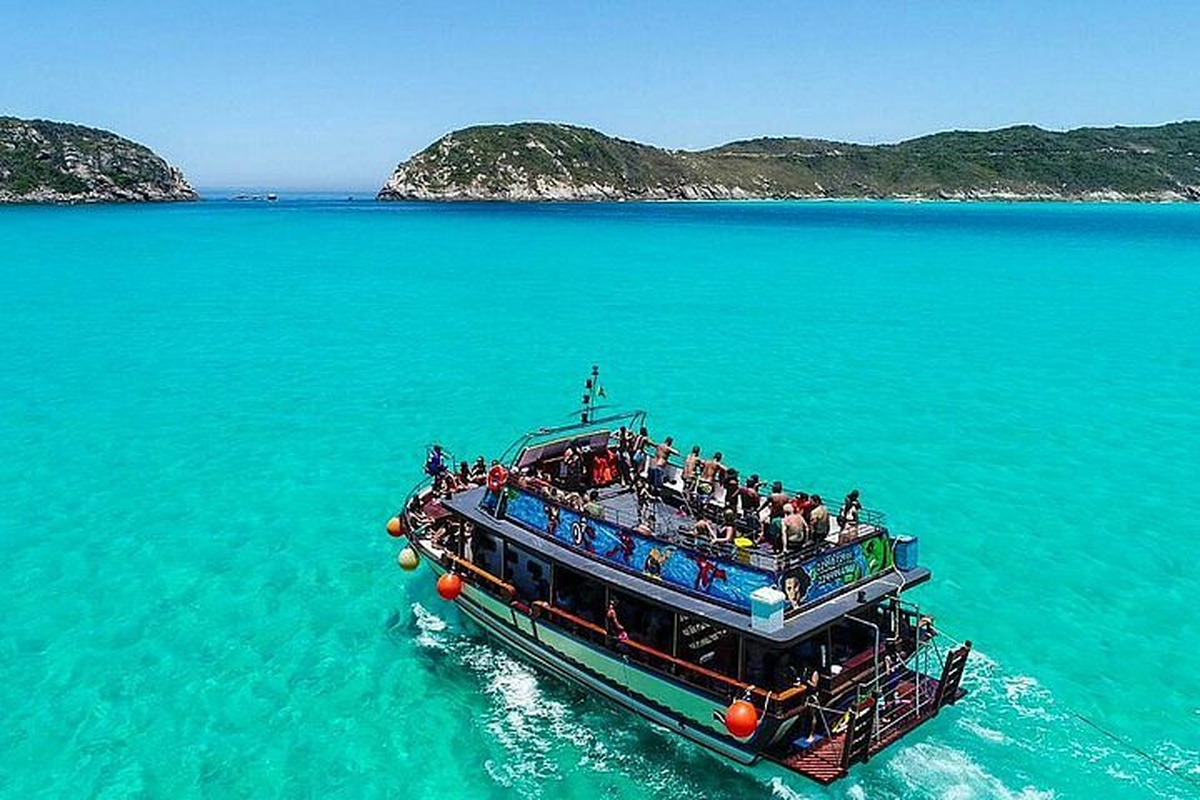 Many Argentines are guides on excursions to the beaches of Arraial Do Cabo in Brazil.