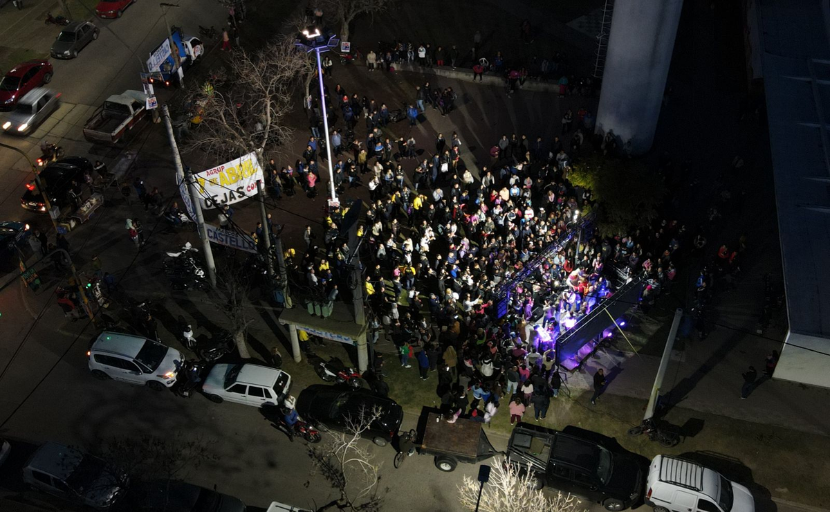 Omar Perotti comenzó a darle cierre a su campaña política: Ayer visitó barrio Las Flores II y ésta fue la gente que se acercó a acompañarlo. Omar Perotti comenzó a darle cierre a su campaña política: Ayer visitó barrio Las Flores II y ésta fue la gente que se acercó a acompañarlo.