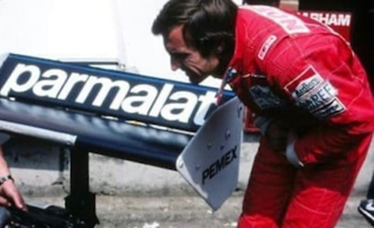 Reutemann “inspecciona” el Brabham de Piquet: se adherìa al asfalto pero luego recuperaba su altitud en boxes Reutemann “inspecciona” el Brabham de Piquet: se adherìa al asfalto pero luego recuperaba su altitud en boxes