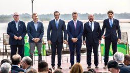 El gobernador anfitrión y sus pares de Corrientes, Entre Ríos, Chaco, Misiones y Formosa firmen el tratado de integración regional.