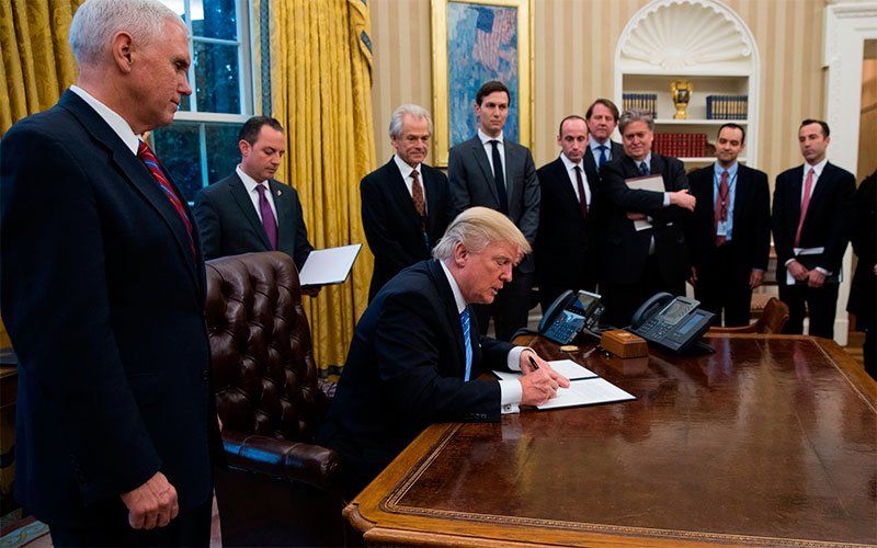 Todo el mundo sabe lo que eso significa, ¿no? Hemos estado hablando de eso durante un largo tiempo, dijo Trump justo antes de estampar su firma en el decreto.