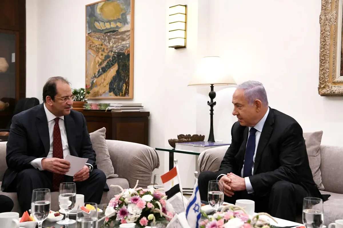 El jefe de inteligencia egipcio, Abbas Kamel, y el primer ministro israelí, Benjamin Netanyahu. El jefe de inteligencia egipcio, Abbas Kamel, y el primer ministro israelí, Benjamin Netanyahu.