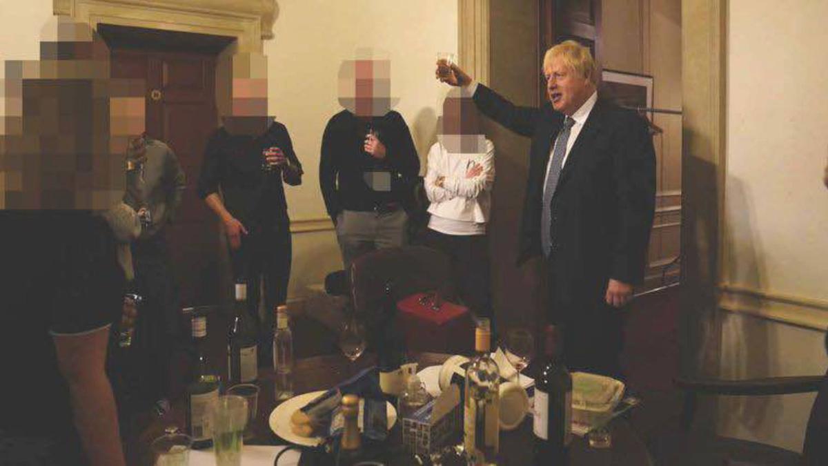 Boris Johnson en el partygate en medio de la estricta cuarentena.