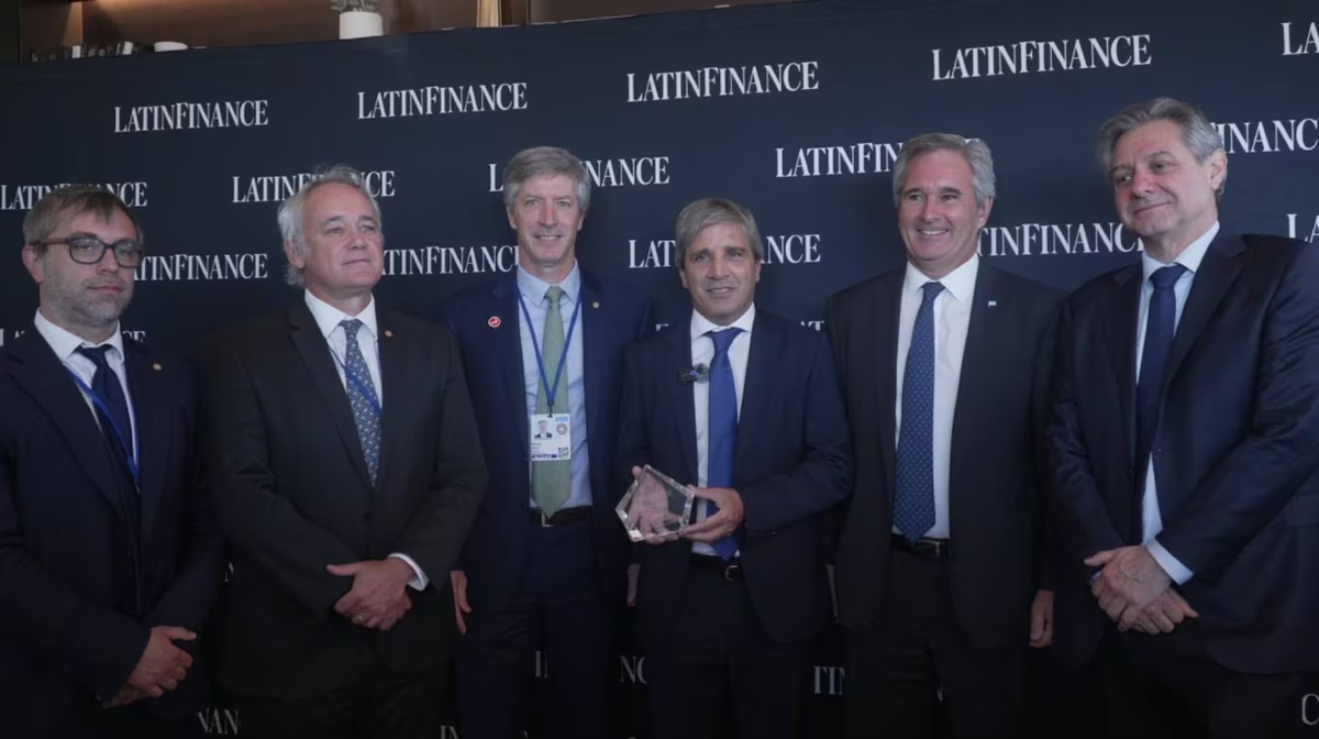 Luis Caputo compartió en las redes del ministerio de Economía la foto cuando recibió el premio de "mejor ministro de Finanzas del año". Luis Caputo compartió en las redes del ministerio de Economía la foto cuando recibió el premio de "mejor ministro de Finanzas del año".