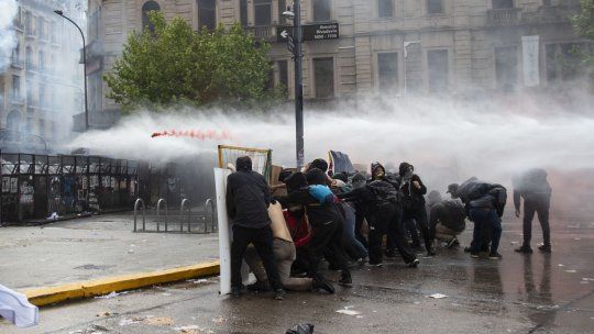 Incidentes y represión policial fuera del Congreso.