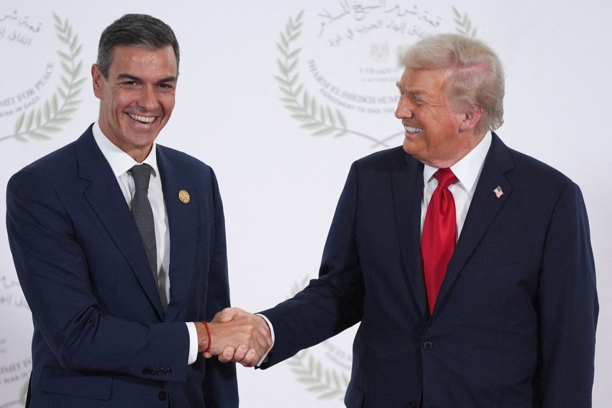 Donald Trump y Pedro Sánchez se saludaron en octubre de 2025 durante una cumbre sobre Gaza en Sharm el-Sheikh, una foto que hoy vuelve a leerse a la luz del choque entre Washington y Moncloa. Donald Trump y Pedro Sánchez se saludaron en octubre de 2025 durante una cumbre sobre Gaza en Sharm el-Sheikh, una foto que hoy vuelve a leerse a la luz del choque entre Washington y Moncloa. 