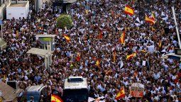 Una marea de ceutíes han comenzado a concentrarse este domingo, en la Plaza de la Constitución de Ceuta en una multitudinaria manifestación convocada por las cuatro comunidades religiosas de la ciudad.&nbsp;