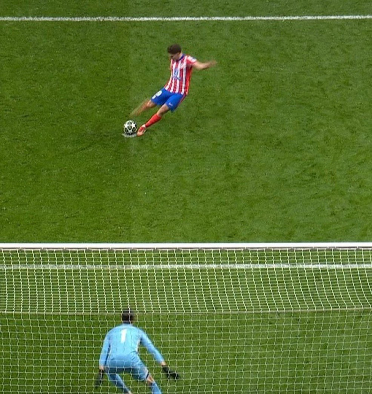 La imagen de la polémica, el penal de Julián. La imagen de la polémica, el penal de Julián.