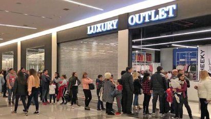 Histórico outlet cierra y revienta precios: 2x1 y zapatillas desde $50 mil