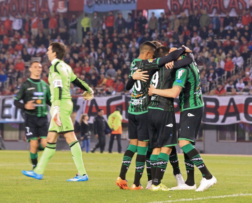 17/08/2015: Los jugadores de San Martin de San Juan festejan el gol convertido por Facundo Pumpido frente a River en el estadio Monumental. Foto NA: JUAN VARGAS