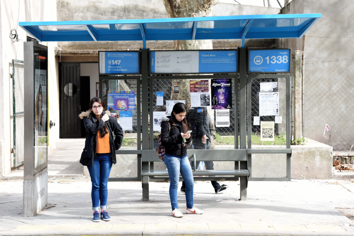 Ante poca frecuencia de colectivos durante los fines de semana y feriados, proponen que el transporte pare en todas las esquinas. Ante poca frecuencia de colectivos durante los fines de semana y feriados, proponen que el transporte pare en todas las esquinas. 