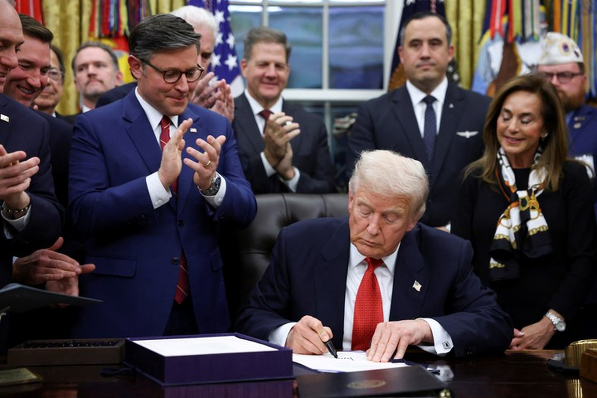 El momento de la firma de Trump en el Despacho Oval. | GENTILEZA REUTERS El momento de la firma de Trump en el Despacho Oval. | GENTILEZA REUTERS