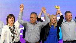 Adolfo Suárez festeja su victoria.