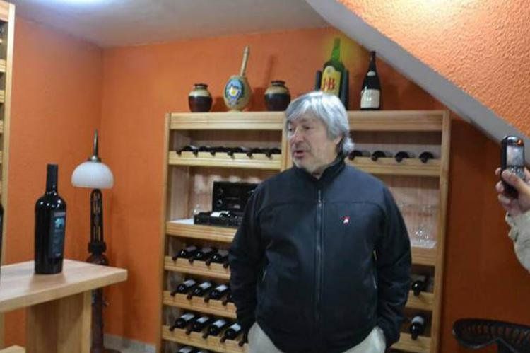 Lázaro Báez en la bodega sospechada de haber contenido una bóveda.