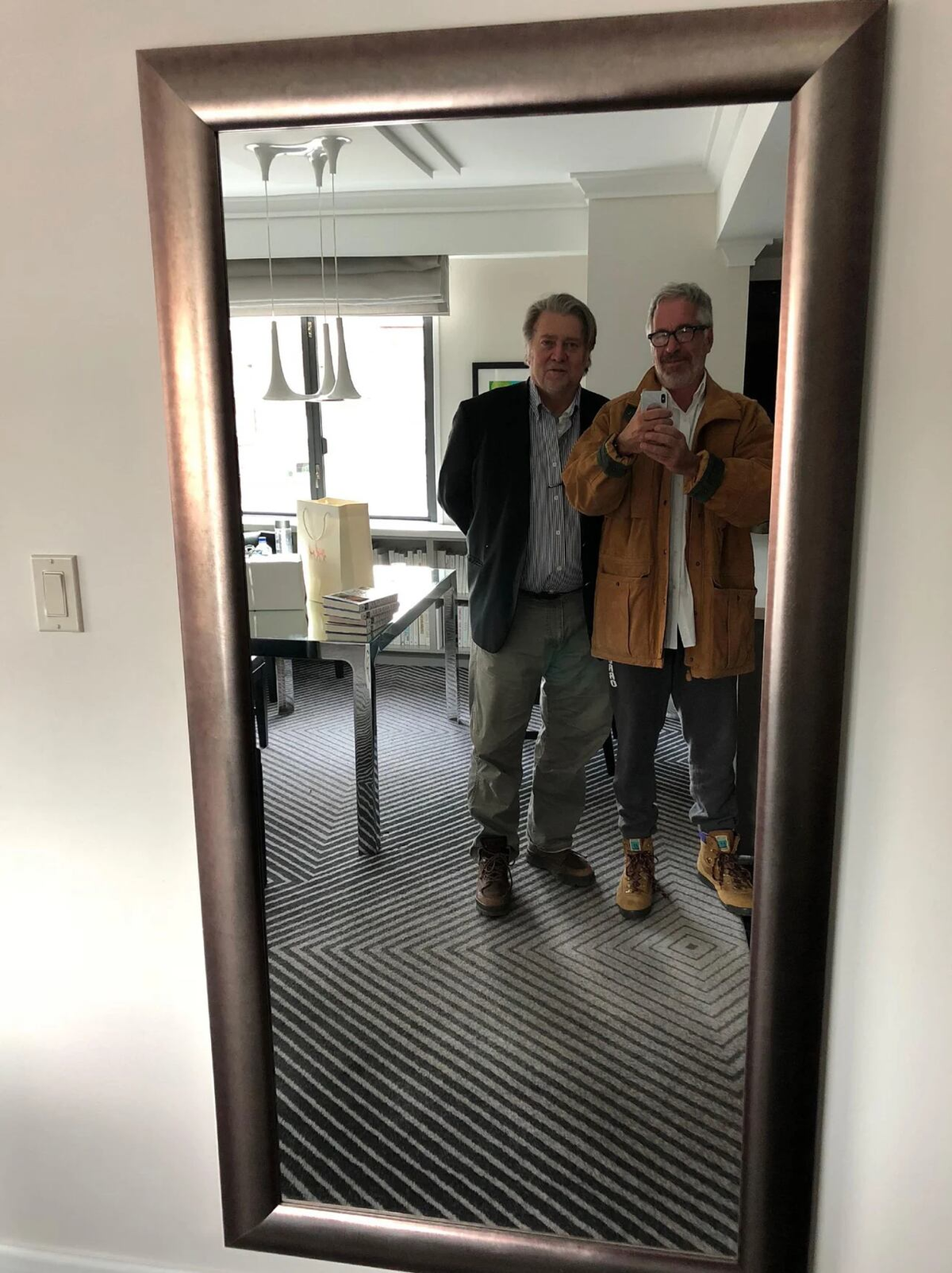 Steve Bannon,ex asesor de Trump, y Jeffrey Epstein | Foto: Demócratas de supervisión de la Cámara de Representantes Steve Bannon,ex asesor de Trump, y Jeffrey Epstein | Foto: Demócratas de supervisión de la Cámara de Representantes