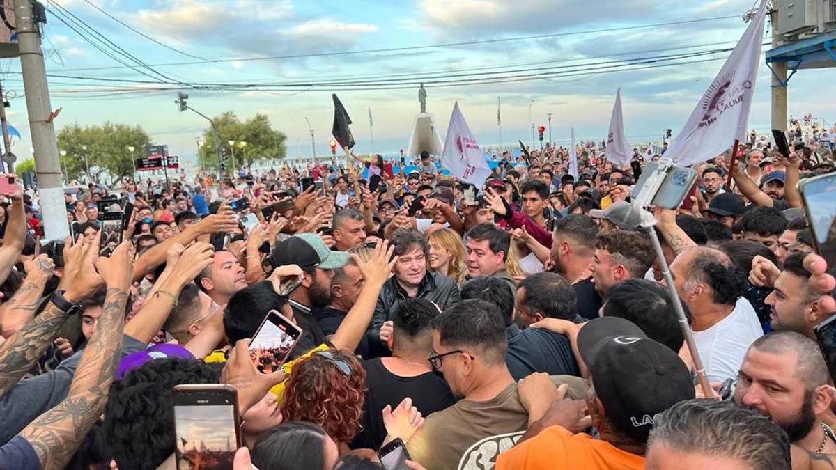 Marea humana clama por Javier Milei en Chubut.