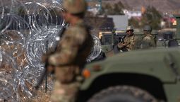 Texas desplegó alambre de púa en la frontera, la Corte Suprema lo vetó pero varios estados la apoyan.