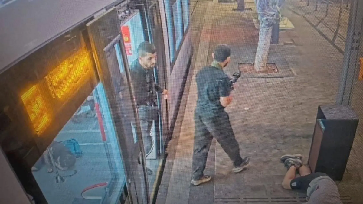 Imagen captada por las cámaras de seguridad de los supuestos terroristas del atentado de este martes en Tel Aviv. Imagen captada por las cámaras de seguridad de los supuestos terroristas del atentado de este martes en Tel Aviv.