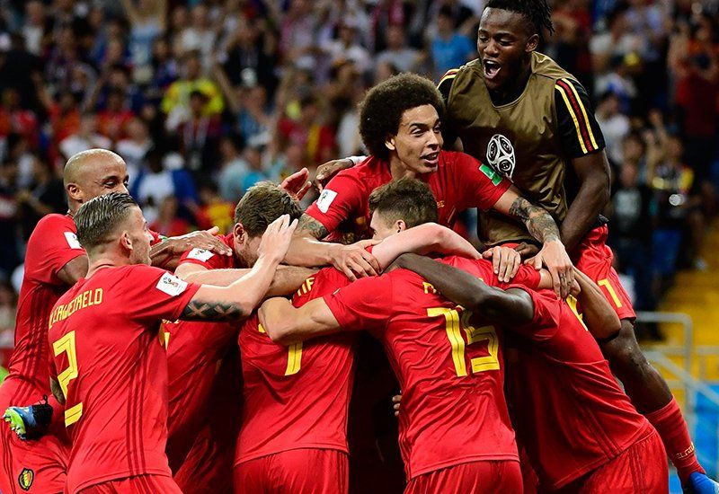 Los jugadores belgas festejan la victoria frente a Japón 3-2 y la clasificación a los cuartos de final del Mundial Rusia 2018.