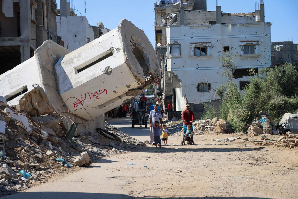 “A pesar de la destrucción generalizada en el campamento de Jabalia, la gente está comenzando a regresar, aunque la situación es peligrosa”, expresó el hombre de 37 años que cargaba a su bebé neonato, según Arab News.