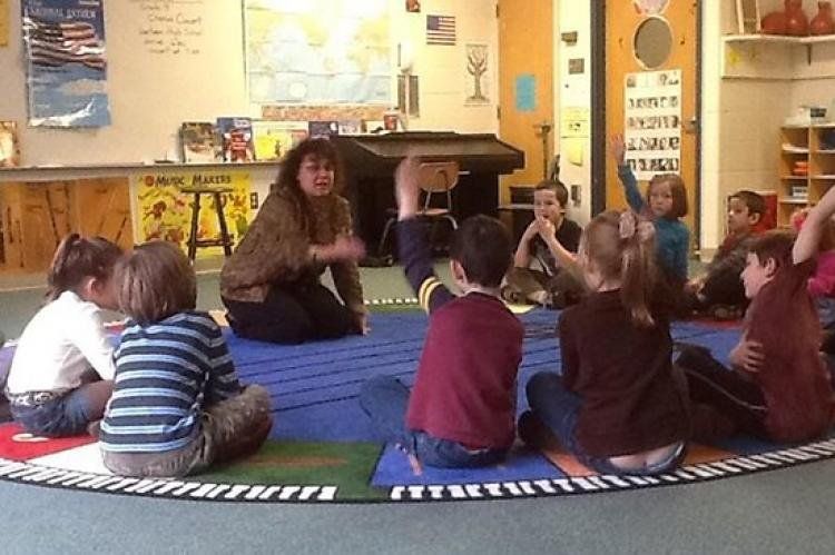 Imagen de una clase en el Sandy Hook School. La Policía del Estado de Connecticut publicó la siguiente lista de las 26 víctimas, y sus edades que fueron asesinadas en la Escuela Primaria Sandy Hook: Charlotte Bacon, 6 años; Daniel Barden, 7 años; Olivia E