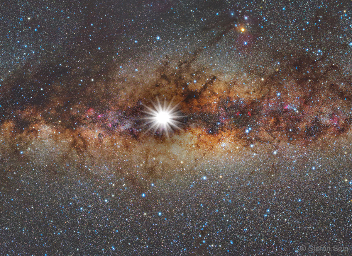 Estrellas y polvo en nuestra galaxia, la Vía Láctea.