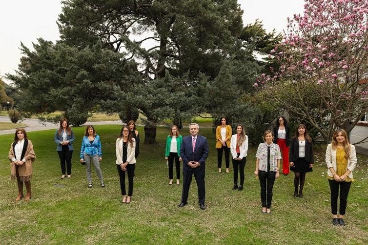 Alberto F, con mujeres empresarias y funcionarias
