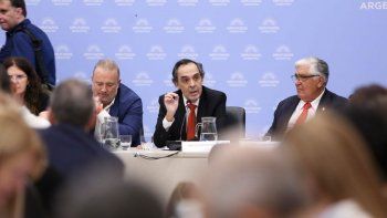 Curioso: la transmisión se cortó cuando hablaba Raúl Ferreyra (al micrófono), patrocinante del gobernador Ricardo Quintela, adversario de Martín Menem en su Rioja natal. Curioso: la transmisión se cortó cuando hablaba Raúl Ferreyra (al micrófono), patrocinante del gobernador Ricardo Quintela, adversario de Martín Menem en su Rioja natal.