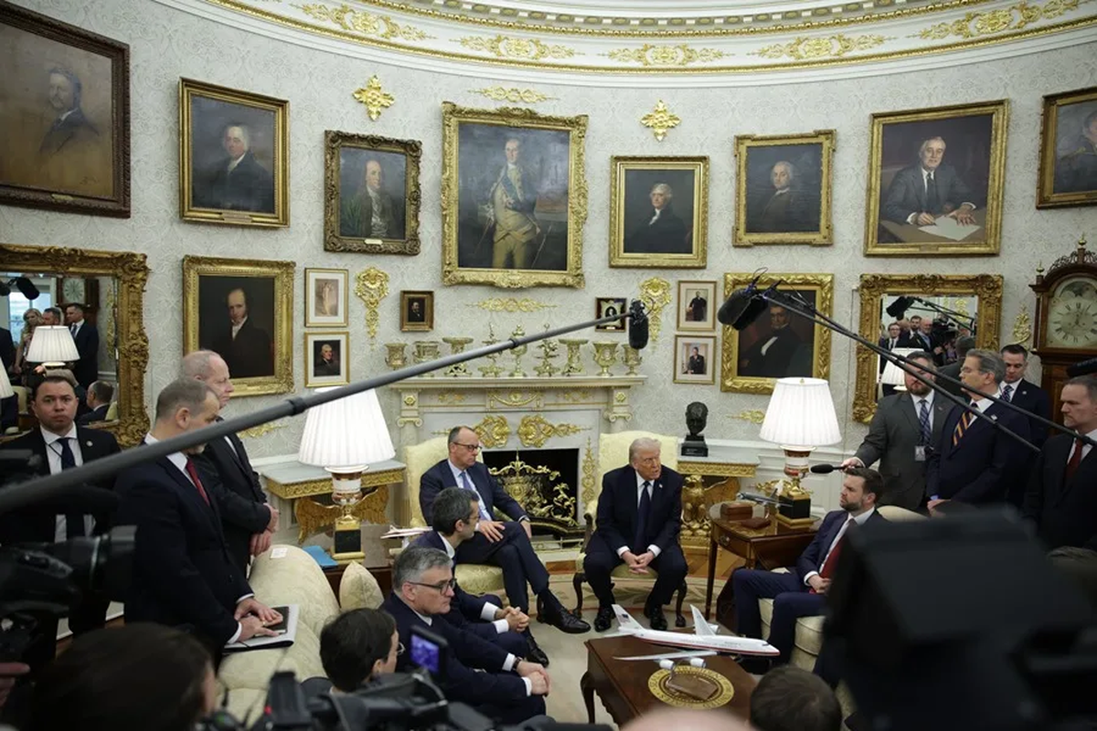 El presidente de Estados Unidos, Donald Trump, durante una reunión con el canciller alemán, Friedrich Merz (fuera de cuadro), este 3 de marzo de 2026, en la Casa Blanca. Sugirió un embargo comercial contra España por su postura con respecto a Irán | GENTILEZA EFE El presidente de Estados Unidos, Donald Trump, durante una reunión con el canciller alemán, Friedrich Merz (fuera de cuadro), este 3 de marzo de 2026, en la Casa Blanca. Sugirió un embargo comercial contra España por su postura con respecto a Irán | GENTILEZA EFE