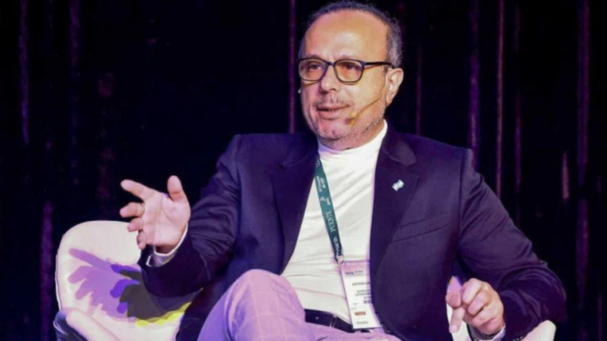 Por ahora, nada más que silencio. Por ahora, nada más que silencio.