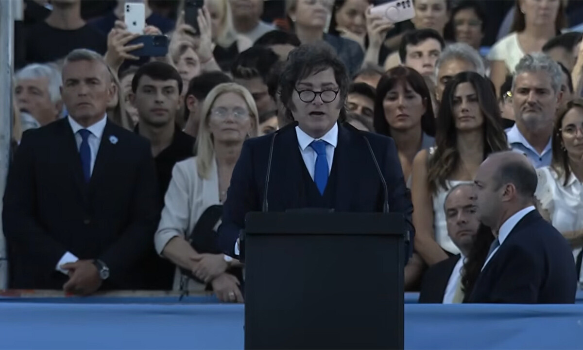 El presidente Milei acompañado por Karina Milei, Maximiliano Pullaro, Manuel Adorni, Diego Santilli y Carlos Presti fue el orador principal en el acto de restitución del sable corvo del general San Martín. El presidente Milei acompañado por Karina Milei, Maximiliano Pullaro, Manuel Adorni, Diego Santilli y Carlos Presti fue el orador principal en el acto de restitución del sable corvo del general San Martín.