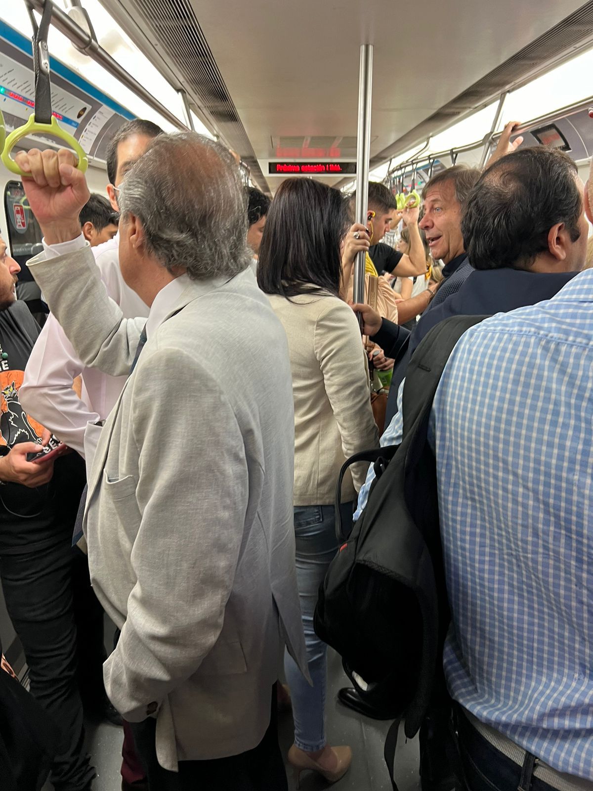 Oscar Zago, Benegas Lynch, Santillán y otros diputados de LLA viajando en subte hacia Casa Rosada donde se reunían desde las 10 con el presidente Javier Milei. Oscar Zago, Benegas Lynch, Santillán y otros diputados de LLA viajando en subte hacia Casa Rosada donde se reunían desde las 10 con el presidente Javier Milei.