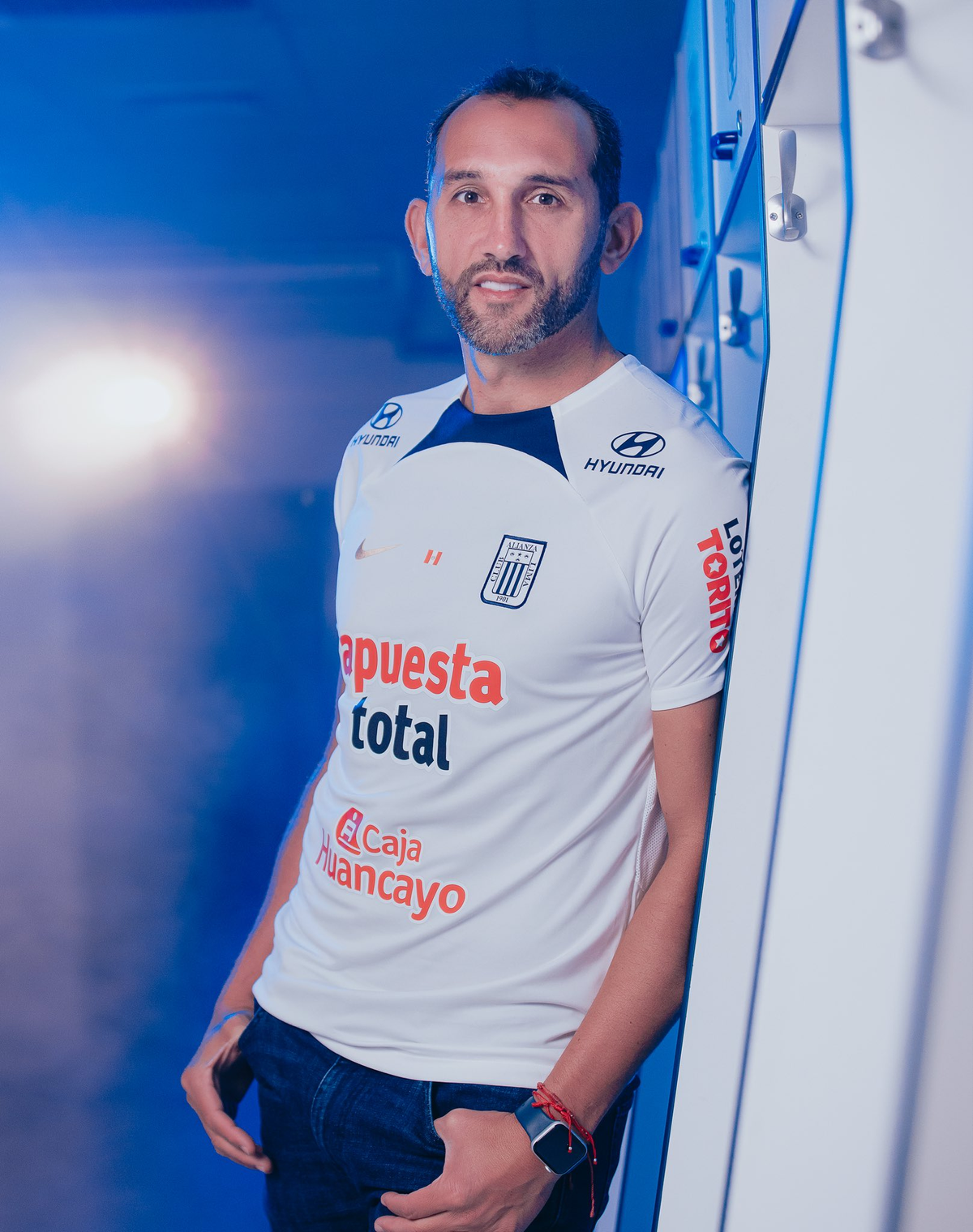 Barco luciendo la camiseta nueva de Alianza Lima inspirada en la victoria en La Bombonera. Barco luciendo la camiseta nueva de Alianza Lima inspirada en la victoria en La Bombonera.