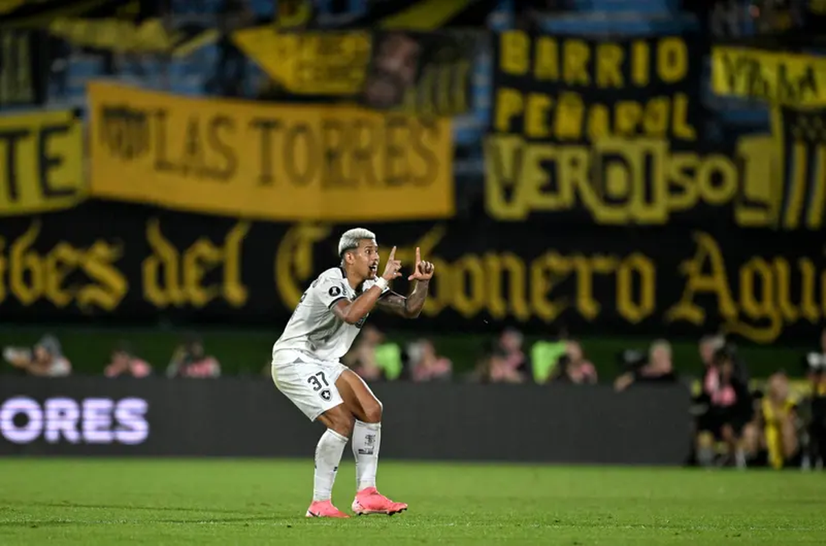 Matheus Martins en el Centenario. Matheus Martins en el Centenario.