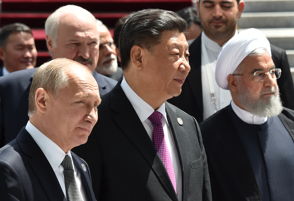 El presidente de Rusia, Vladimir Putin, su par chino Xi Jinping, y su hom&oacute;logo iran&iacute; Ebrahim Raisi.