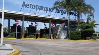¡Afuera! Tarjeta roja para maleteros que eyectaban valijas en Aeroparque