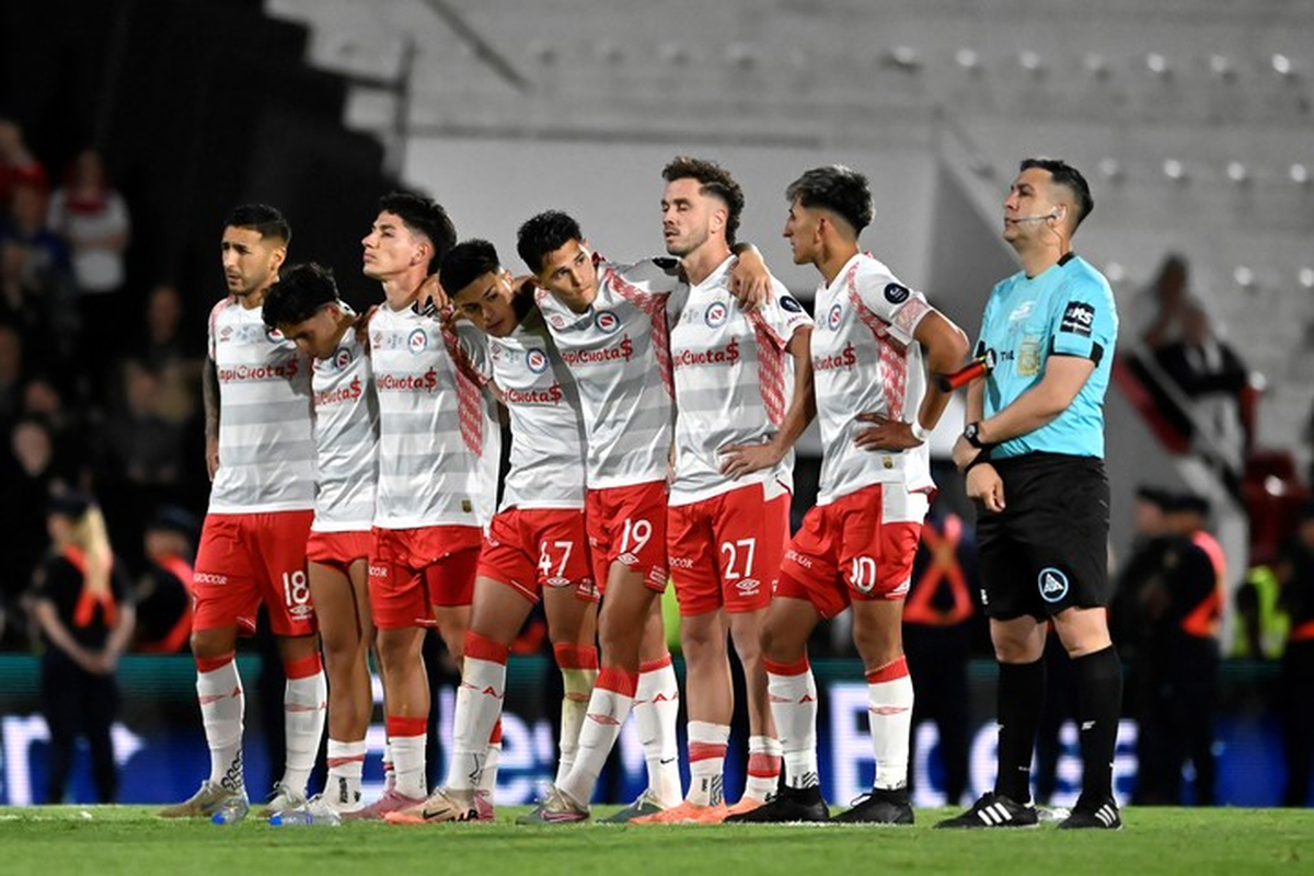 Argentinos Juniors vive sus horas más complicadas, pero debe tener cabeza fría si quiere jugar la Libertadores 2026. Argentinos Juniors vive sus horas más complicadas, pero debe tener cabeza fría si quiere jugar la Libertadores 2026.