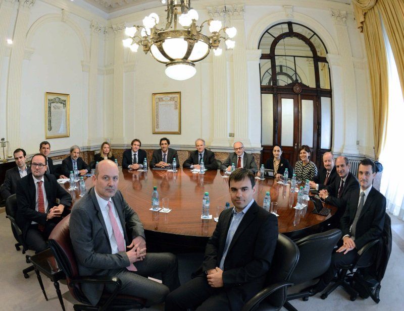 Federico Sturzenegger cuando era presidente del BCRA, y Javier Milei defendía su gestión. Federico Sturzenegger cuando era presidente del BCRA, y Javier Milei defendía su gestión.