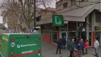 Se vistieron como policías e intentaron robar una sucursal del Banco Provincia en La Plata pero se fugaron sin el dinero cuando vieron a los verdaderos efectos. Se vistieron como policías e intentaron robar una sucursal del Banco Provincia en La Plata pero se fugaron sin el dinero cuando vieron a los verdaderos efectos.