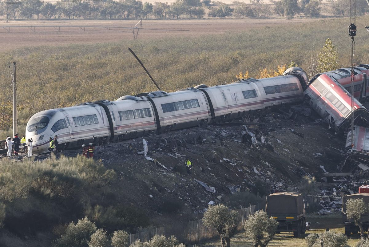 Los equipos de emergencia contin&uacute;an trabajando esta ma&ntilde;ana entre los vagones siniestrados en Urda, Toledo, mientras permanece interrumpida la alta velocidad entre Madrid y Andaluc&iacute;a.