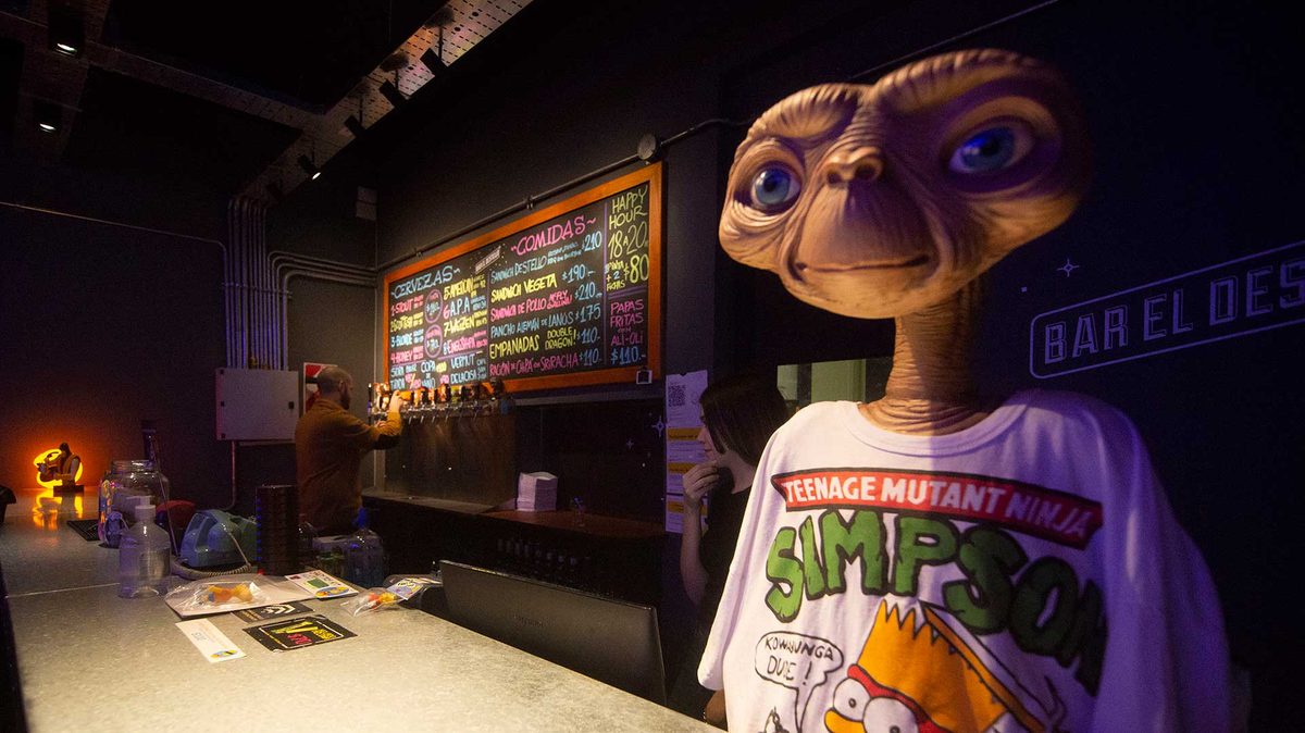 Tiene un menú clásico y es uno de los bares más divertidos, ideal para entretenerse un finde.