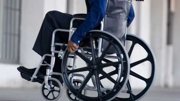 El Día Internacional de la Ataxia busca concienciar sobre esta enfermedad neurodegenerativa y exigir más apoyo para mejorar las vidas de sus padecientes. El Día Internacional de la Ataxia busca concienciar sobre esta enfermedad neurodegenerativa y exigir más apoyo para mejorar las vidas de sus padecientes.